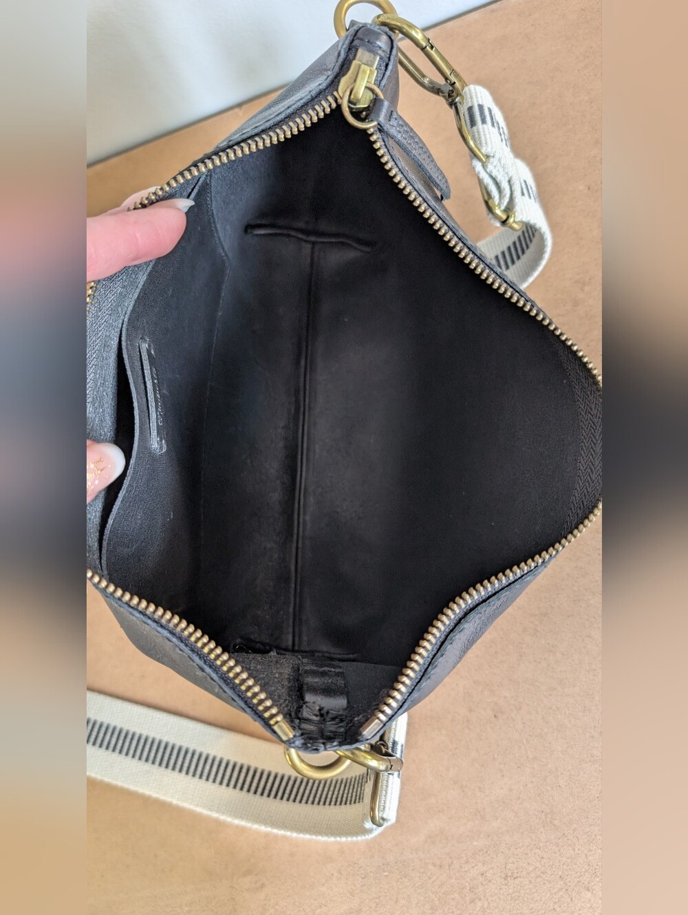 Madewell The Leather Caribiner Crossbody Sling Bag, Black Leather Purse - Picture 7 of 15